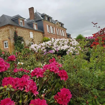 Casa de Férias Maison De Charme à Avec Barbecue Et Parking