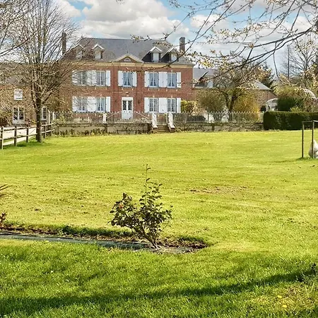 Casa de Férias Maison De Charme à Avec Barbecue Et Parking