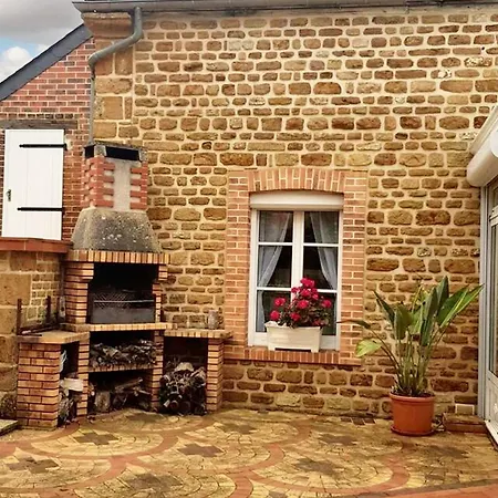 Casa de Férias Maison De Charme à Avec Barbecue Et Parking
